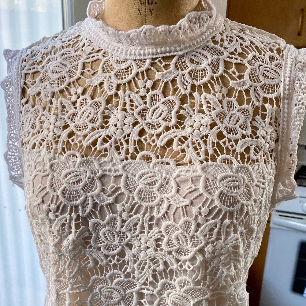 Nanette Lepore White Lace Fitted Top - Gold Zip Back - Size S